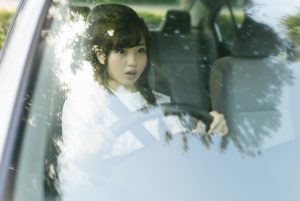 車を運転する女性(急ブレーキ)