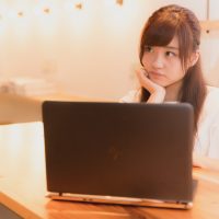 PCと考える女性