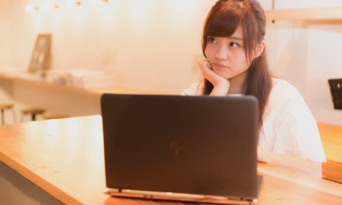PCと考える女性