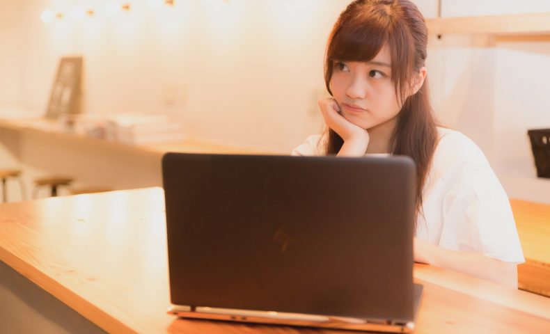 PCと考える女性