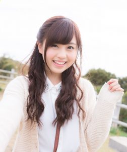 ビジューブラウスの女性