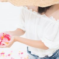 お花を持つ夏の装いの女性