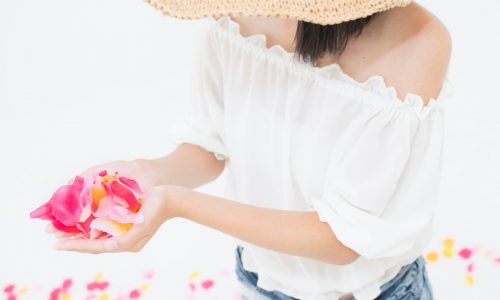 お花を持つ夏の装いの女性