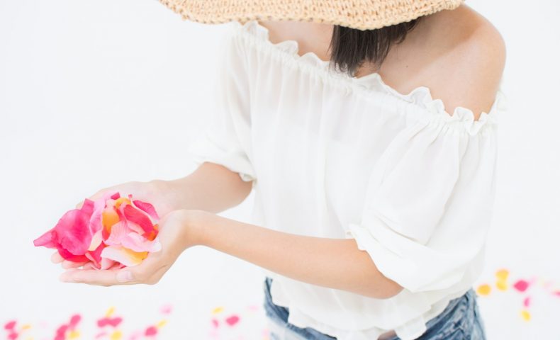 お花を持つ夏の装いの女性