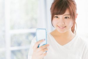 スマホで健康管理をする女性