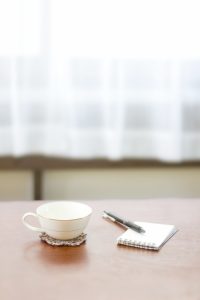 コーヒーカップとメモ帳