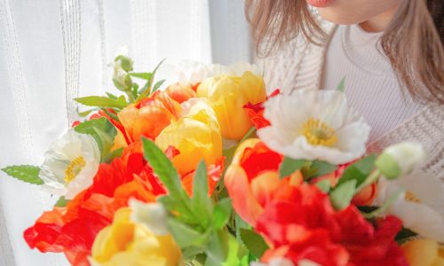 花束を持つ女性